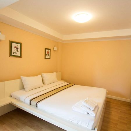 Triple Palms House Hotel Чиангмай Екстериор снимка