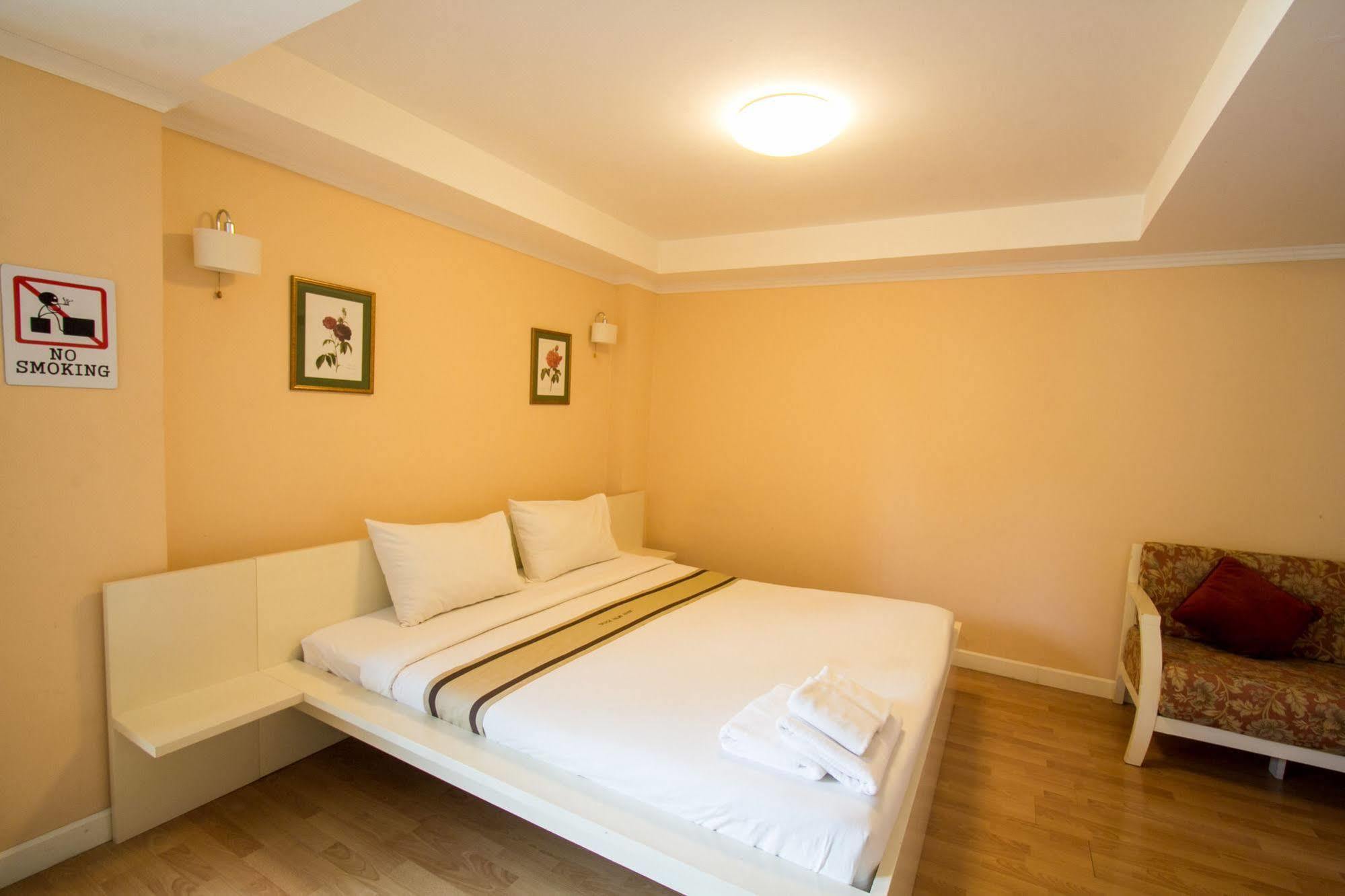 Triple Palms House Hotel Чиангмай Екстериор снимка