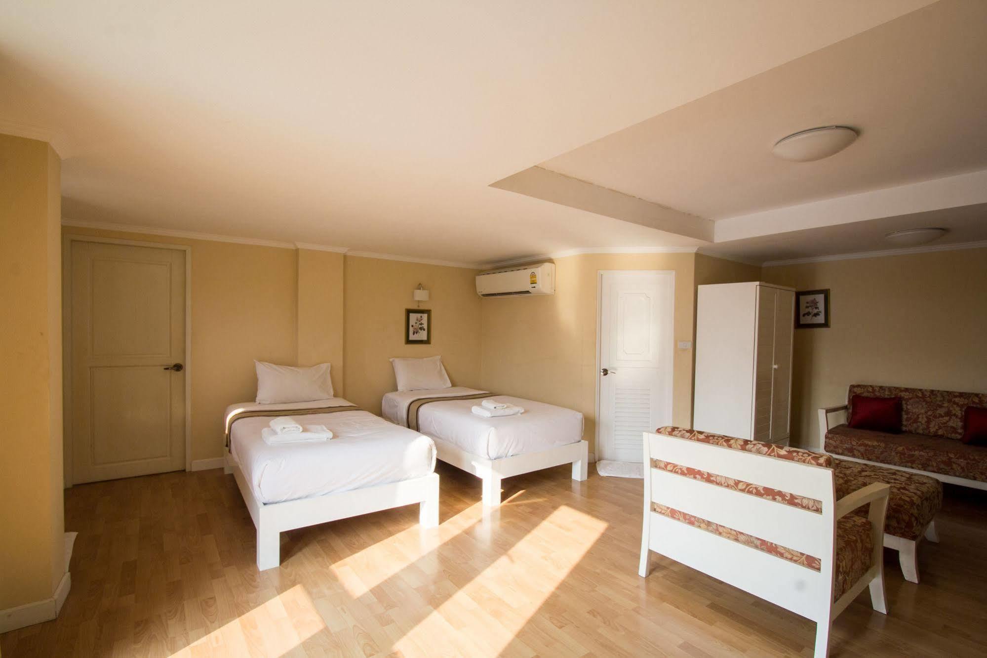 Triple Palms House Hotel Чиангмай Екстериор снимка