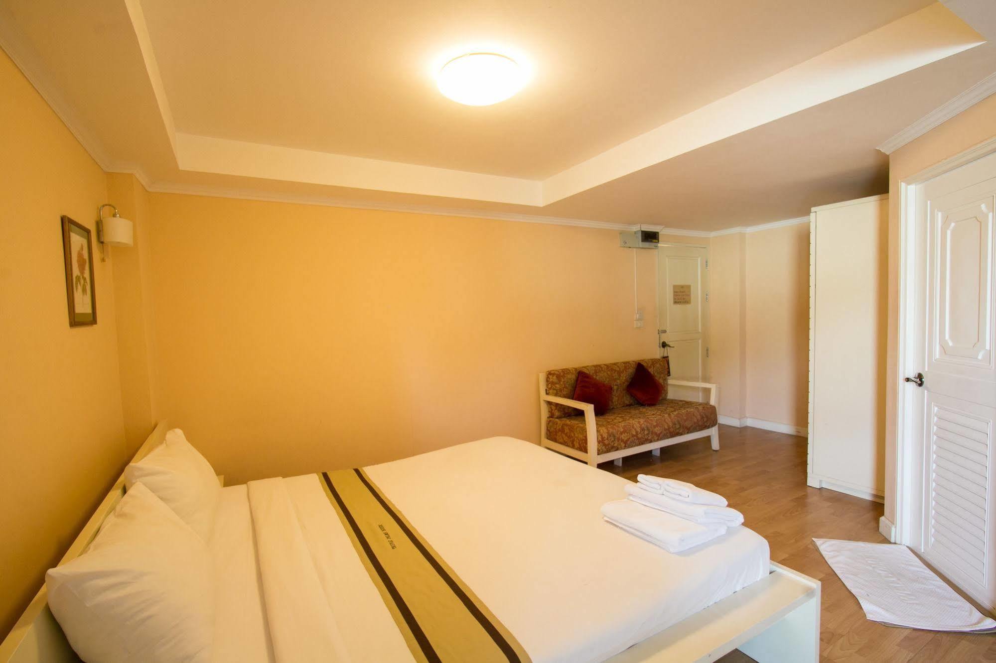 Triple Palms House Hotel Чиангмай Екстериор снимка