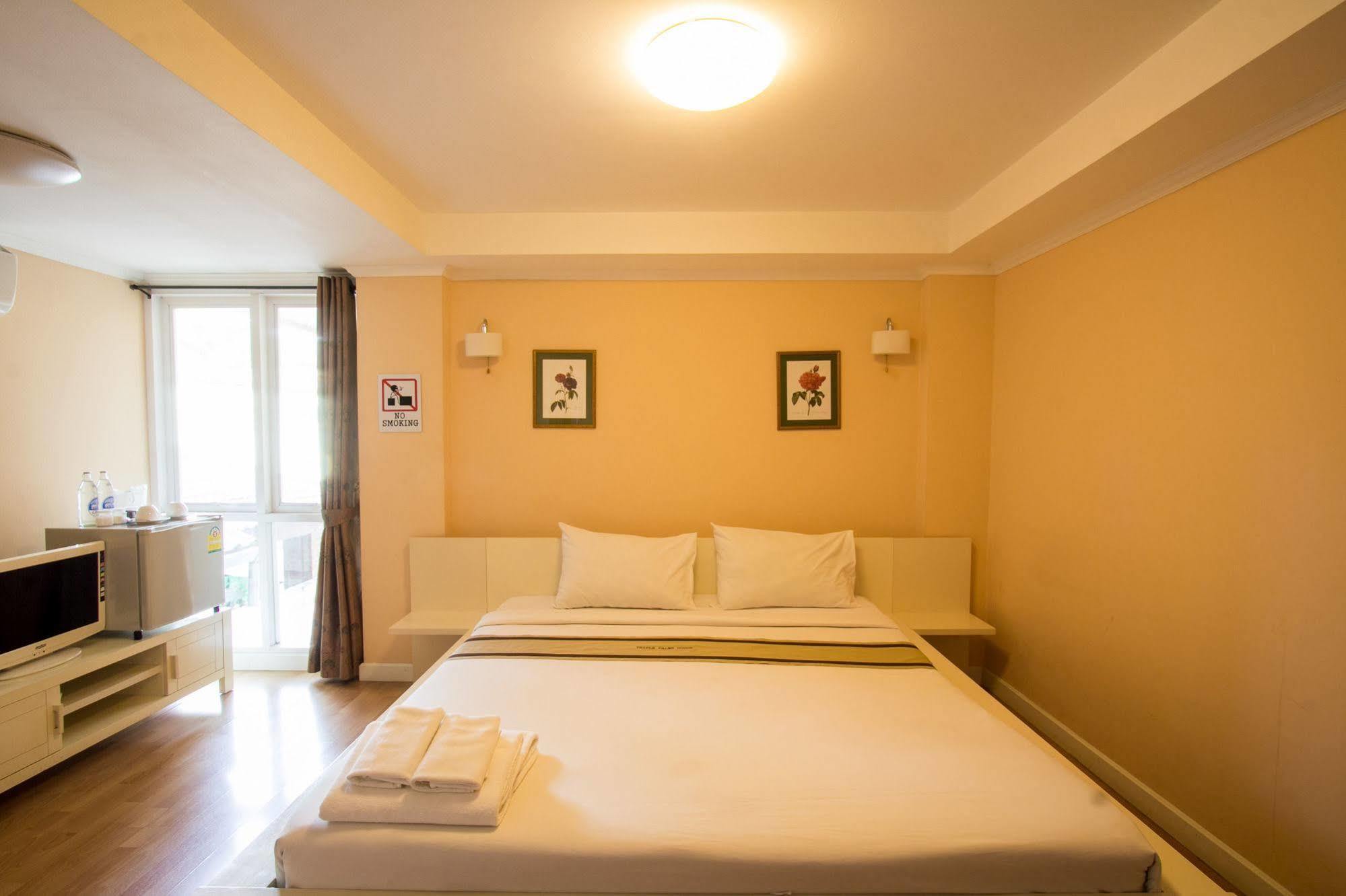 Triple Palms House Hotel Чиангмай Екстериор снимка