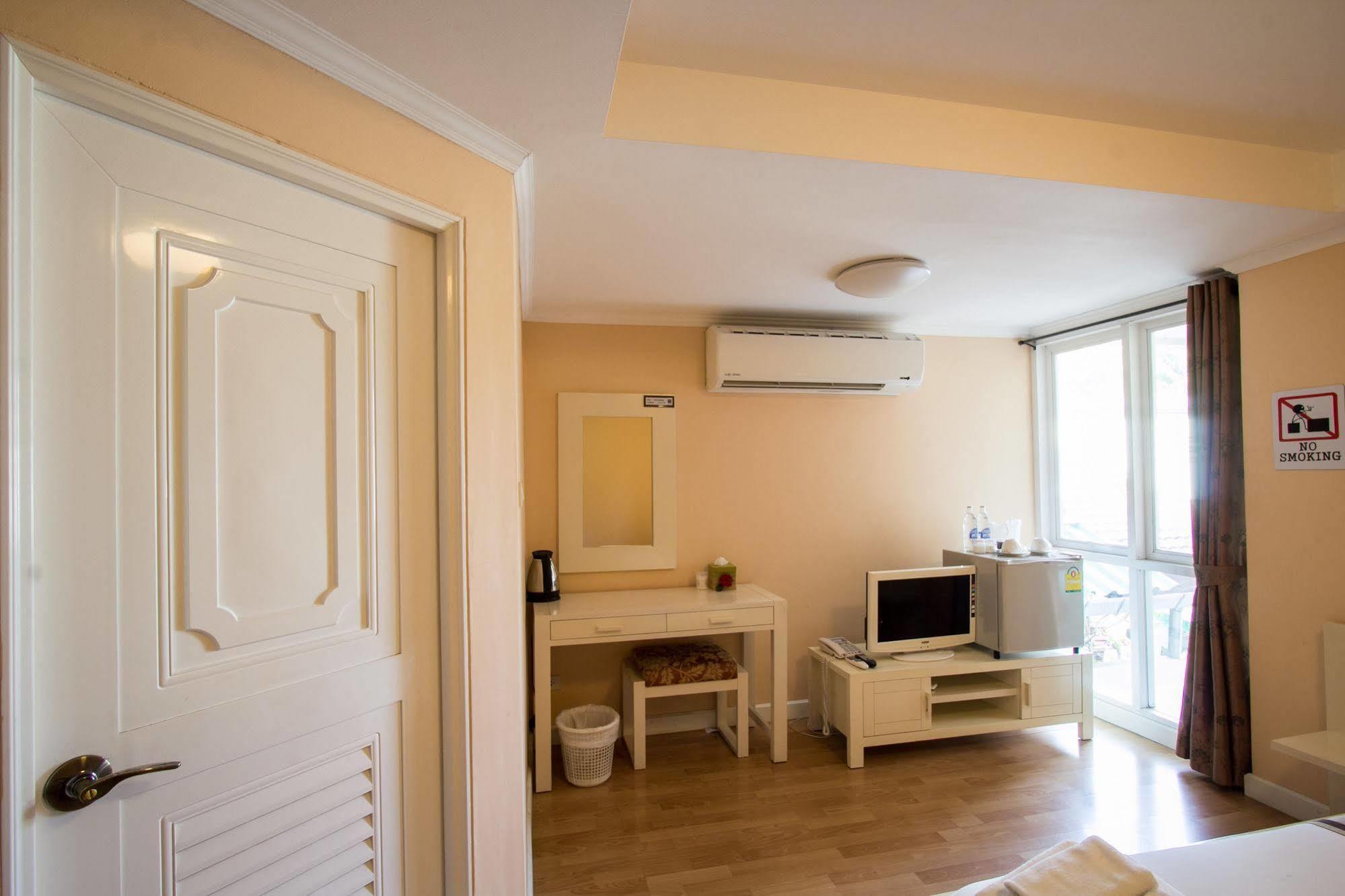Triple Palms House Hotel Чиангмай Екстериор снимка