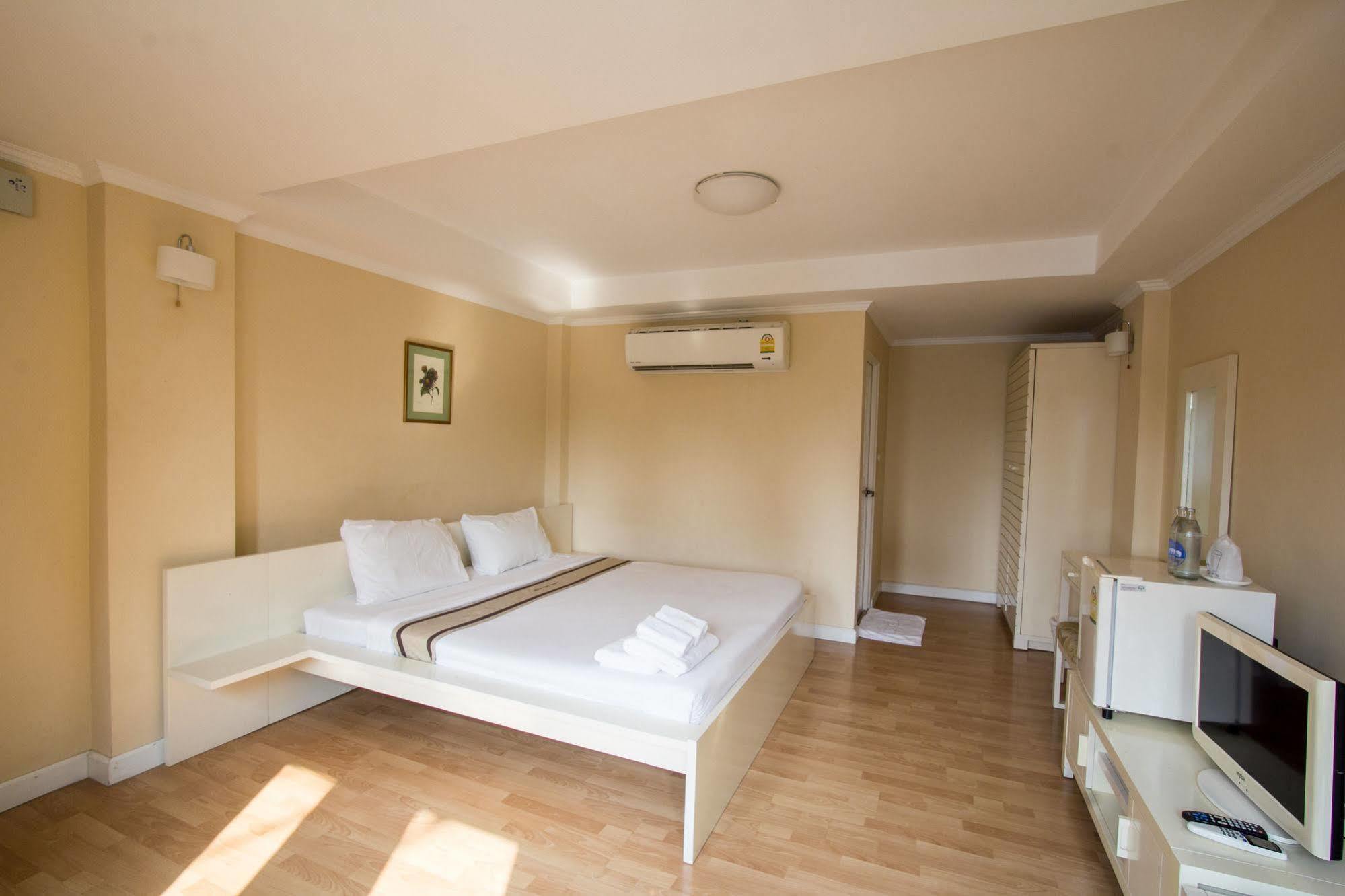 Triple Palms House Hotel Чиангмай Екстериор снимка