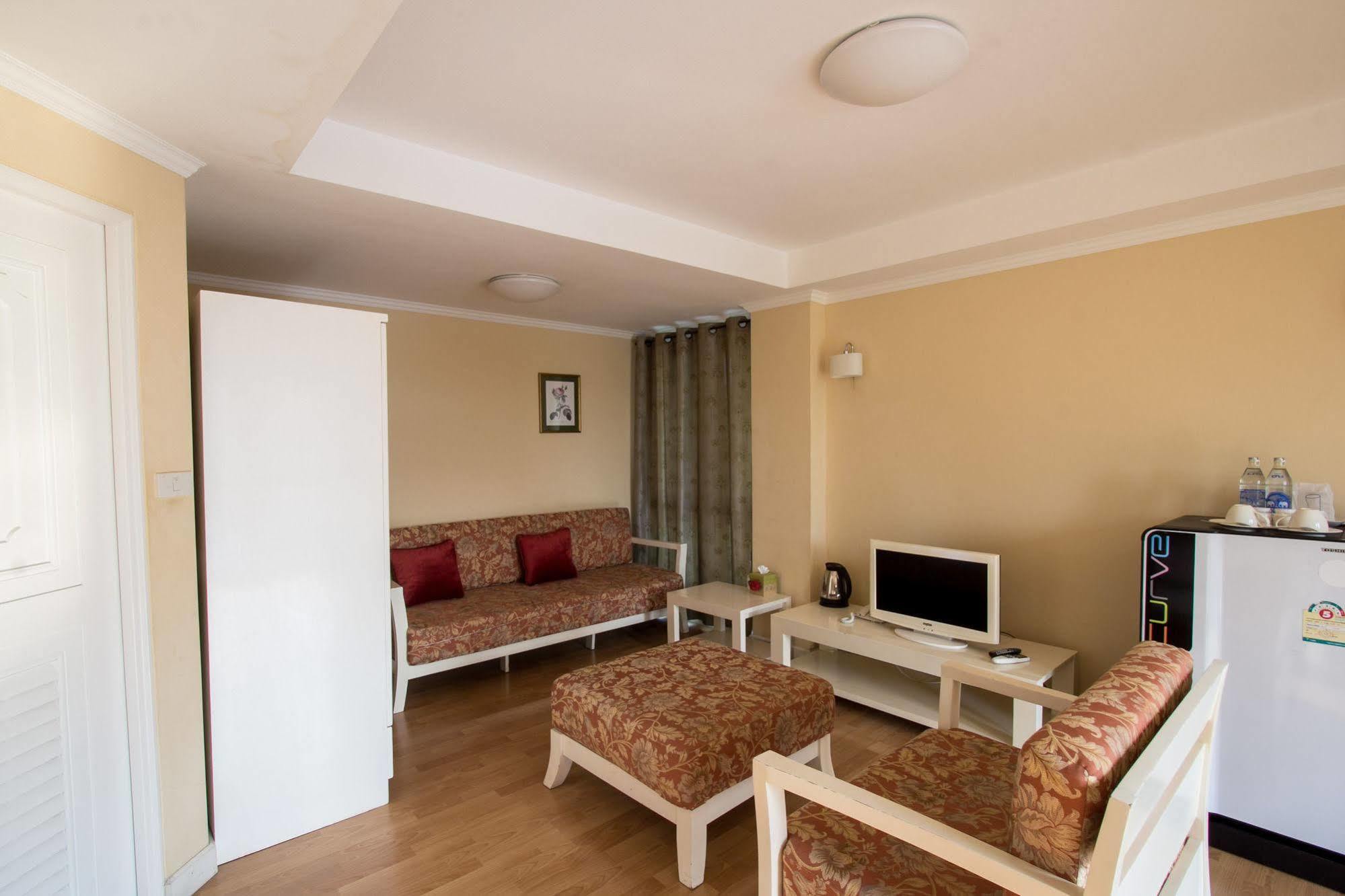 Triple Palms House Hotel Чиангмай Екстериор снимка